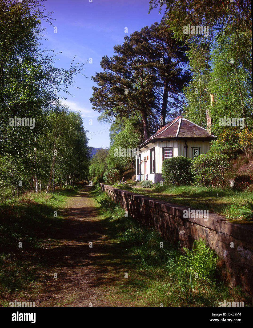 La vecchia banchina della stazione e la stazione a Cambus o possono in Royal Deeside vicino a Ballater. Foto Stock