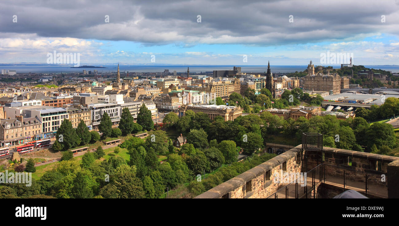 Una vista panoramica su Princes street dal castello di Edimburgo , Edimburgo, Scozia. Foto Stock