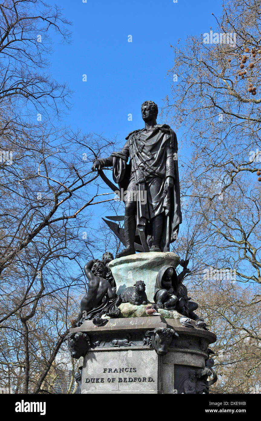 Francesco Russell, il quinto Duca di Bedford. Statua di Richard Westmacott in Russell Square, London, England, Regno Unito Foto Stock