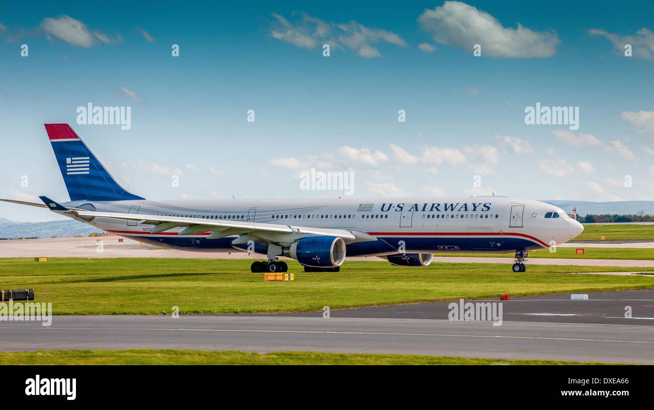 Un US Airways Airbus A330-300 visto all'aeroporto di Manchester durante 2012 Foto Stock
