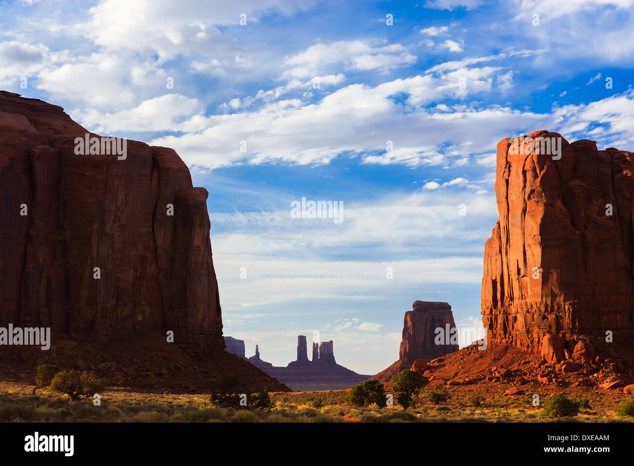 Nel tardo pomeriggio la luce nella valle del monumento al nord finestra, Utah - Arizona Foto Stock