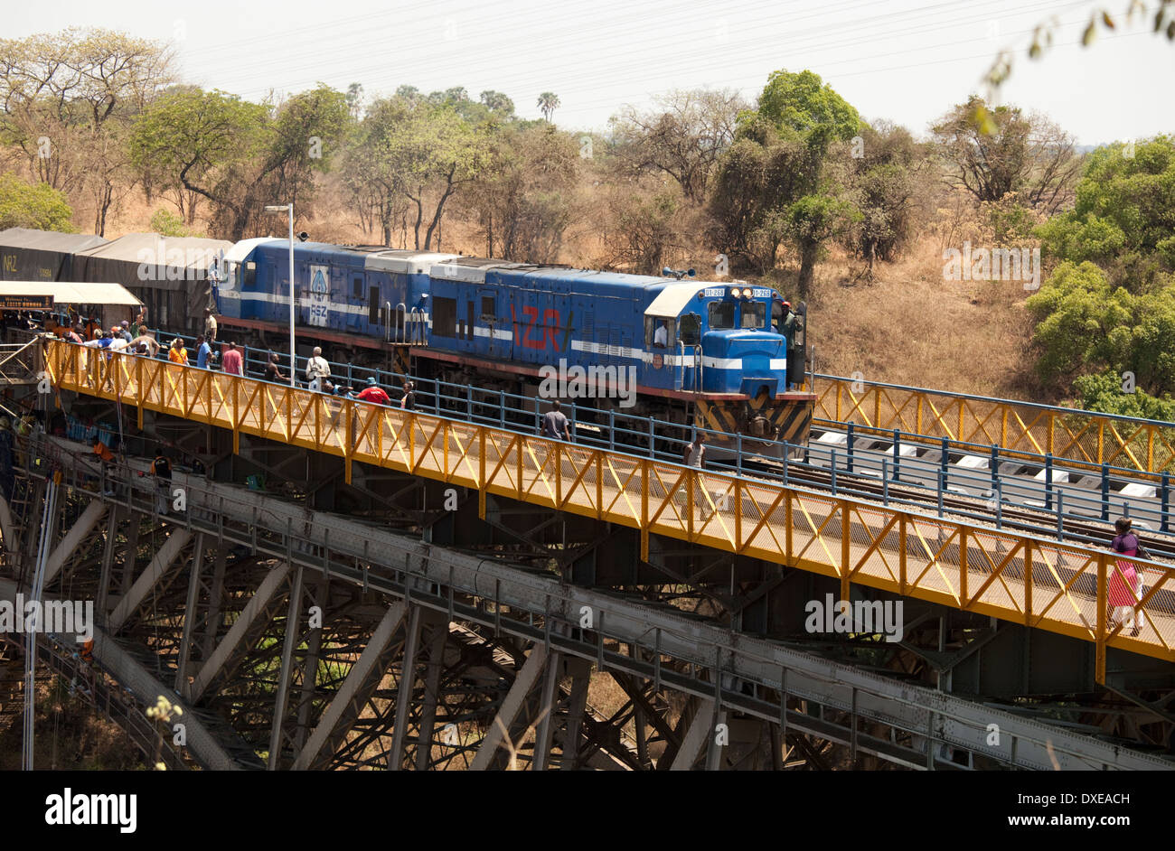 Treno che passa oltre il ponte Victoria Falls Livingstone Zambia Foto Stock