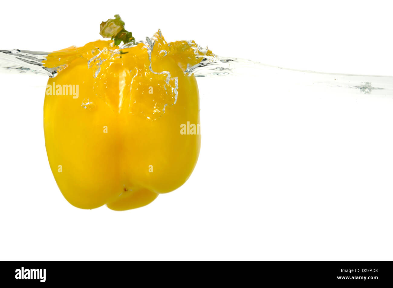 Pepe frutta caduta in acqua. Prese su sfondo bianco Foto Stock