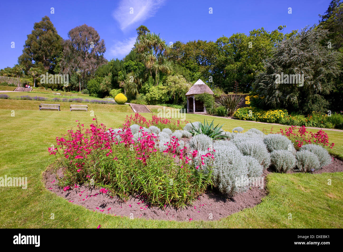 Colorato giardino murato a Brodick Castle, isola di Arran Foto Stock