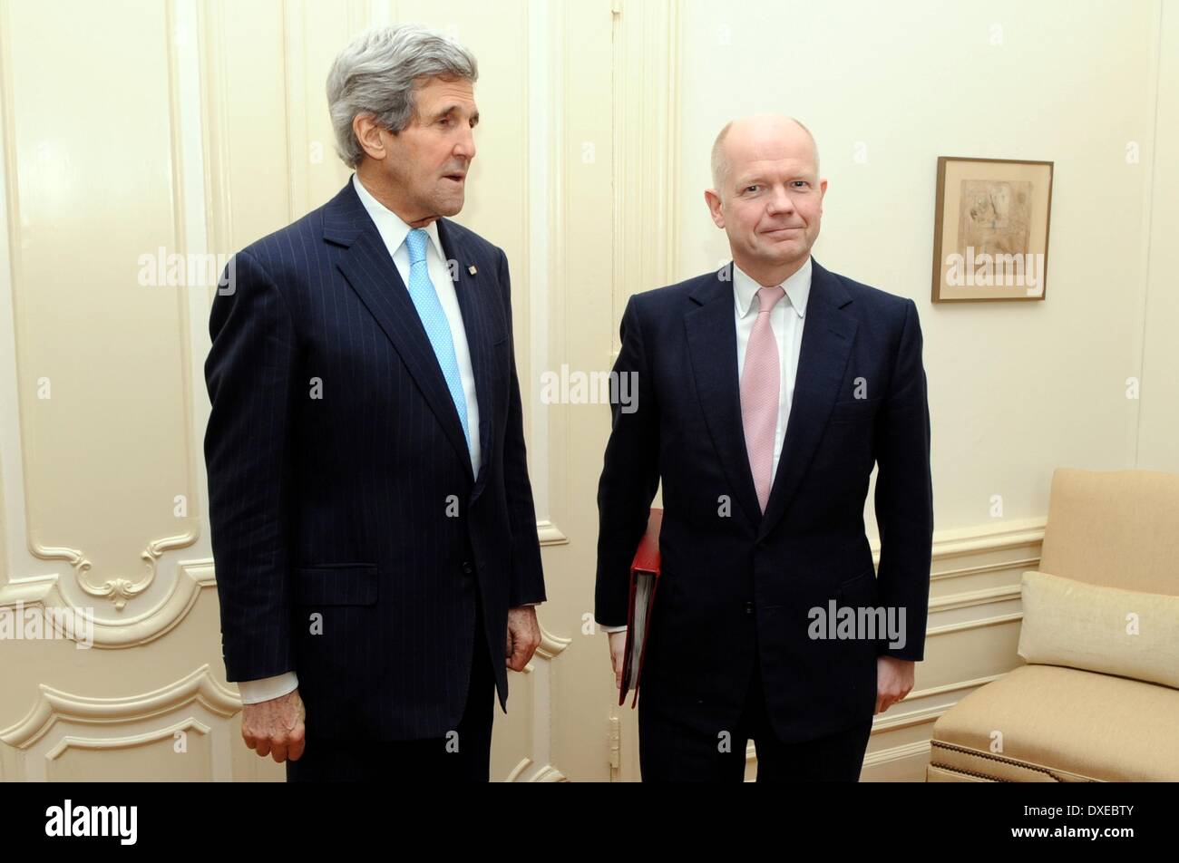 Il Segretario di Stato americano John Kerry con il Ministro degli esteri britannico William Hague prima di una riunione durante la sicurezza nucleare Summit 24 marzo 2014 all'Aia, Paesi Bassi. Foto Stock