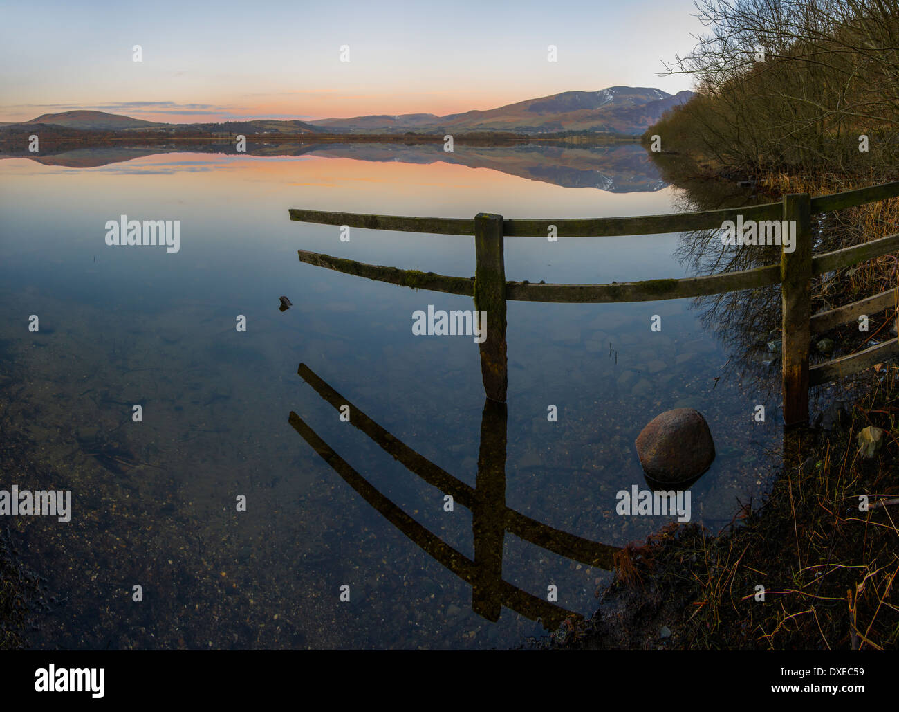 Cucito ampio angolo di visualizzazione di Bassenthwaite e Skiddaw dopo il tramonto Foto Stock