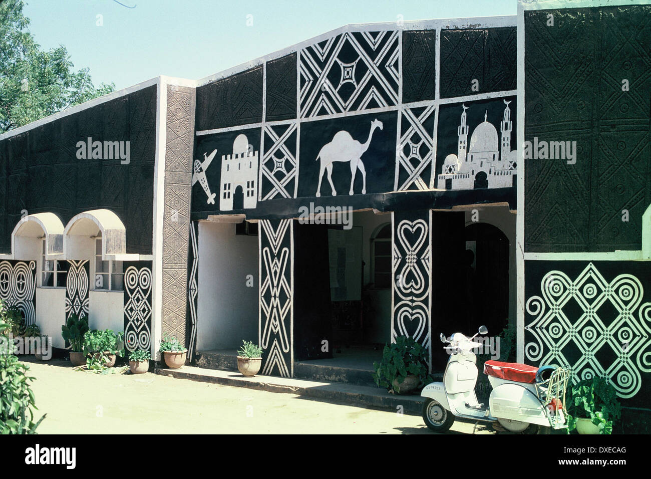 Edificio decorato a Kano, Nigeria, 1979 Foto Stock