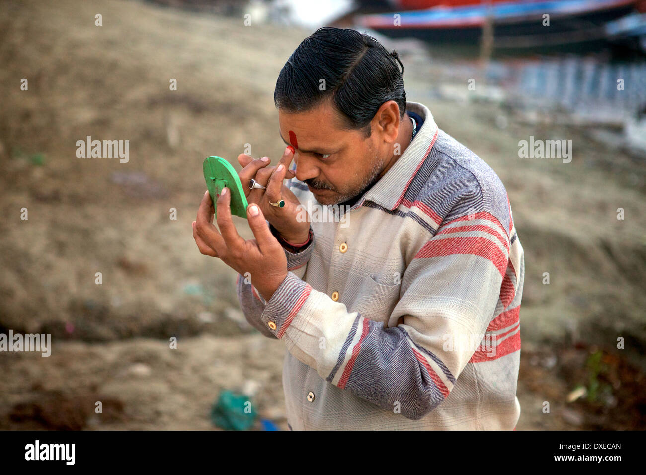 Scene e quotidianamente vivono sulle rive del Fiume Gange a Varanasi Foto Stock