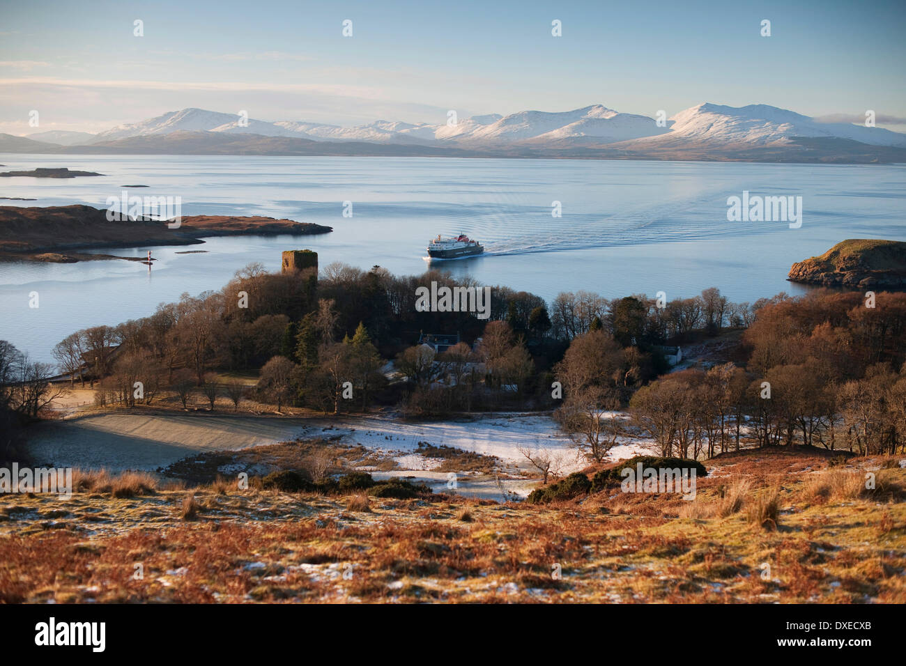 M.V.Clansman si avvicina a Oban Bay con Dunollie Castello e Mull in vista. Argyll Foto Stock
