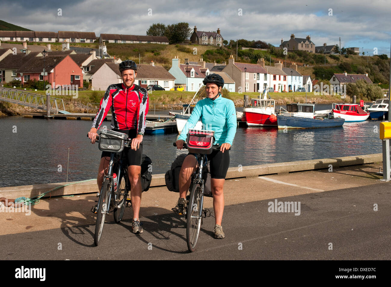 I ciclisti godono di Helmsdale porto di Caithness sutherland a nord est della Scozia. Foto Stock