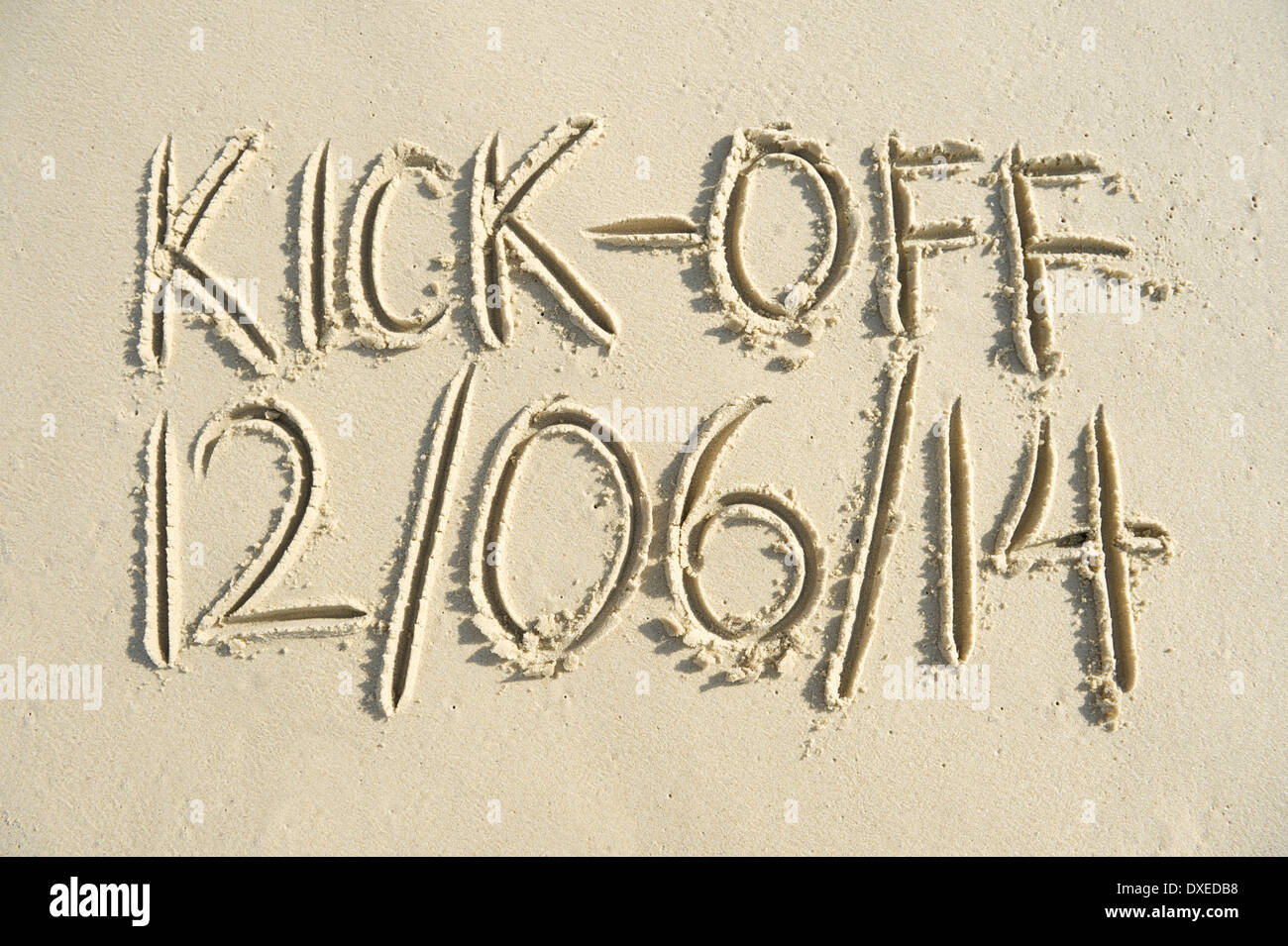 World Cup kick-off manoscritte del messaggio in sabbia Foto Stock