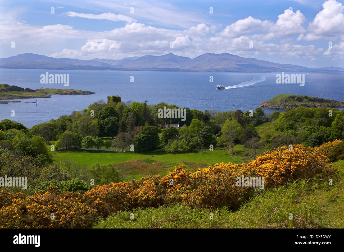Vista della molla verso il castello di Dunollie, Mull e l'avvicinamento M.V.Clansman. Oban, Argyll Foto Stock
