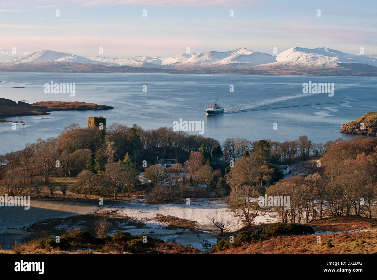 Inverno vista verso il castello di Dunollie e mull con il M.V.Isle of Mull ferry in vista, Oban, Argyll Foto Stock
