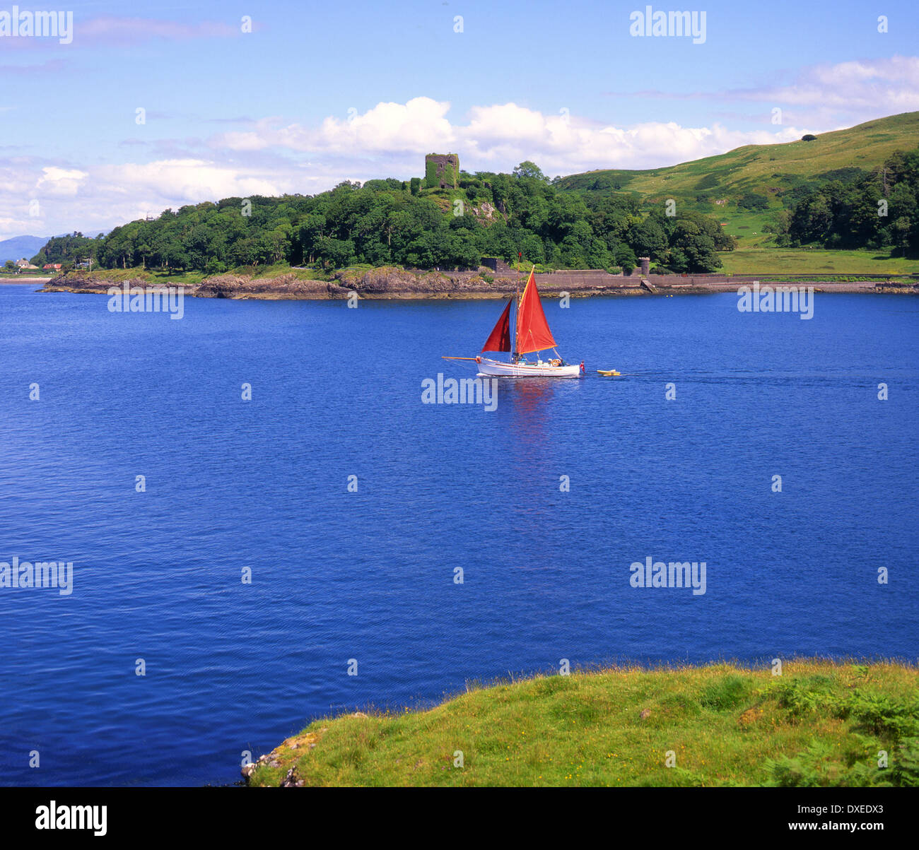 Yachts vele passato Dunollie castello in Oban Bay Hotel in Argyll Foto Stock