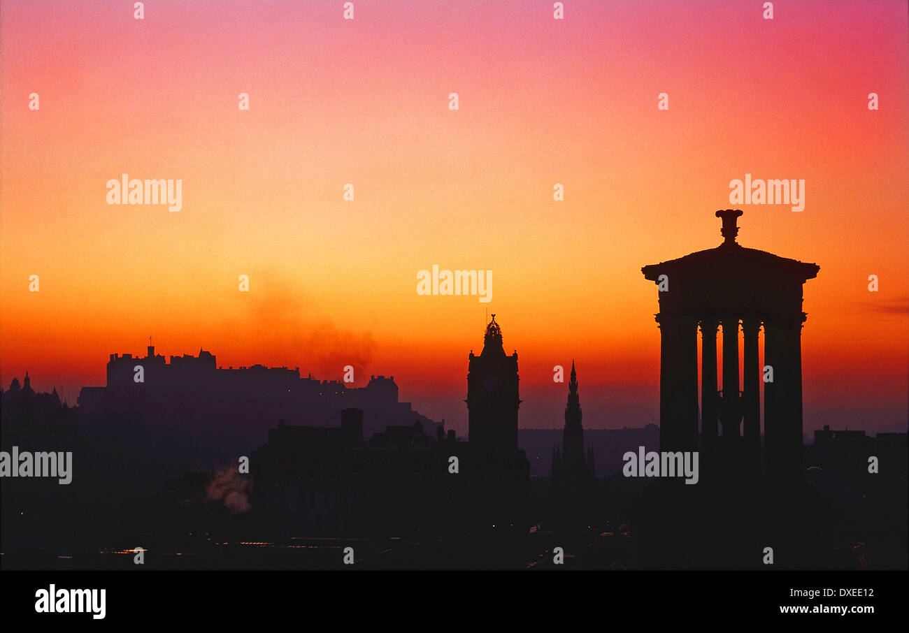 Edinburgh skyline al tramonto dalla Calton Hill, Lothian. Foto Stock