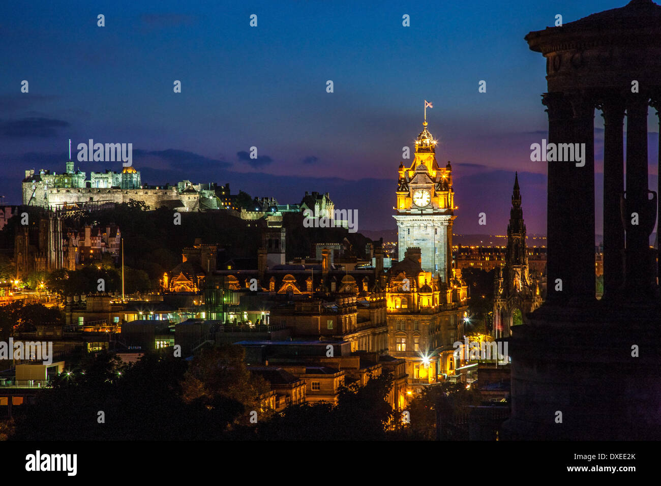 Città di Edimburgo e il castello di notte come visto da di Calton Hill.Edimburgo in Scozia Foto Stock