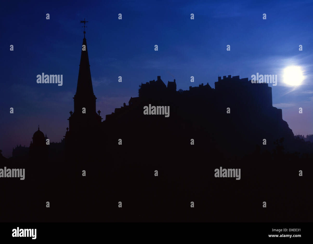 Silhouette drammatica del Castello di Edimburgo, Lothian, Scozia. Foto Stock