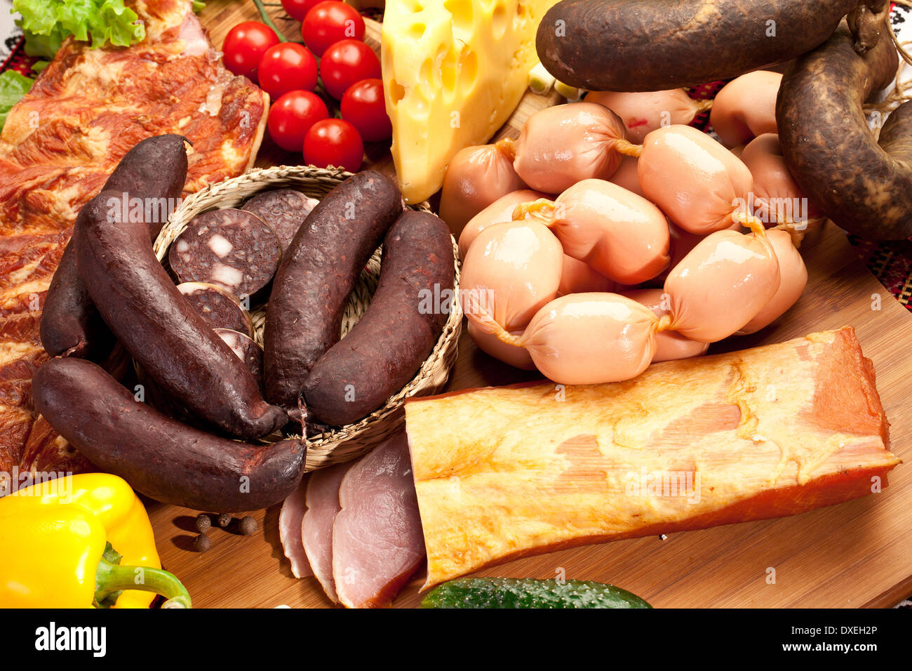 Varietà di prodotti di salsiccia. Close-up shot. Foto Stock