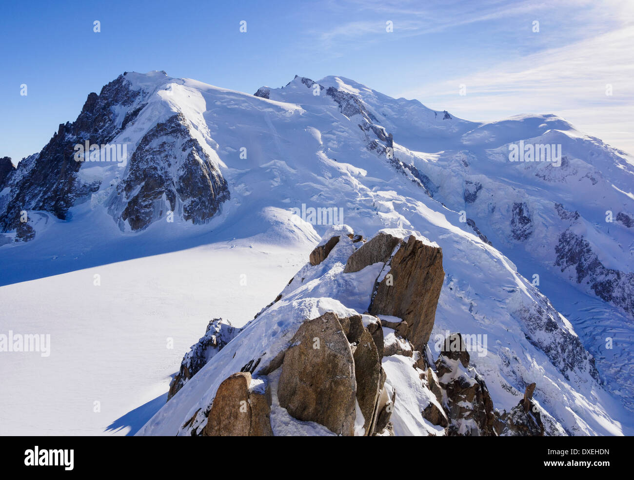 Mont Blanc du Tacul con Mont Maudit e Mont Blanc vette al di là dal Aiguille du Midi in Graian Alps Chamonix Francia Foto Stock