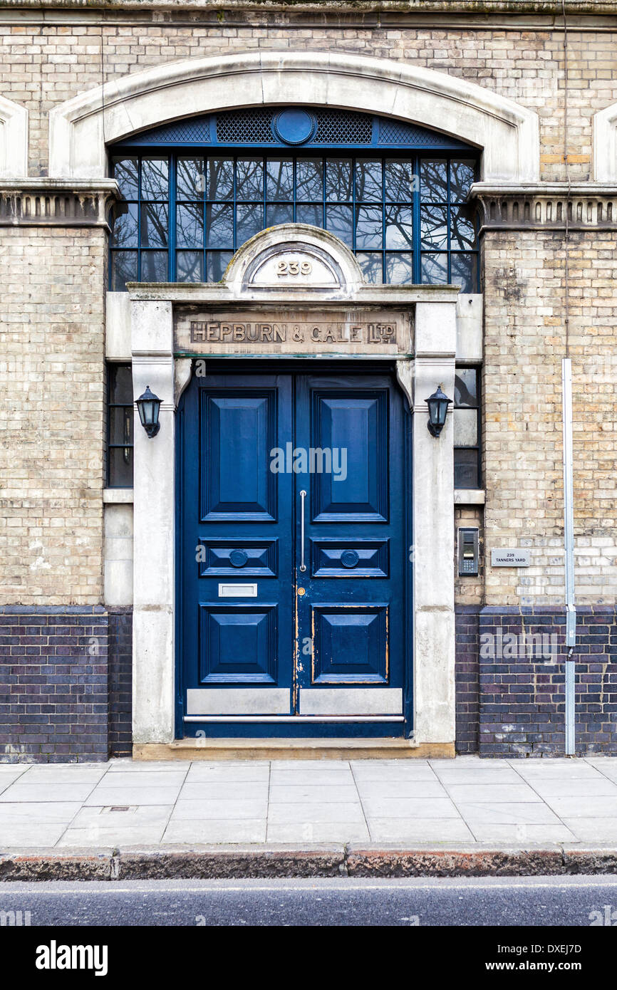 Hepburn e Gale Ltd - l'esterno dell'edificio con porte blu in Long Lane, London, SE1 Foto Stock