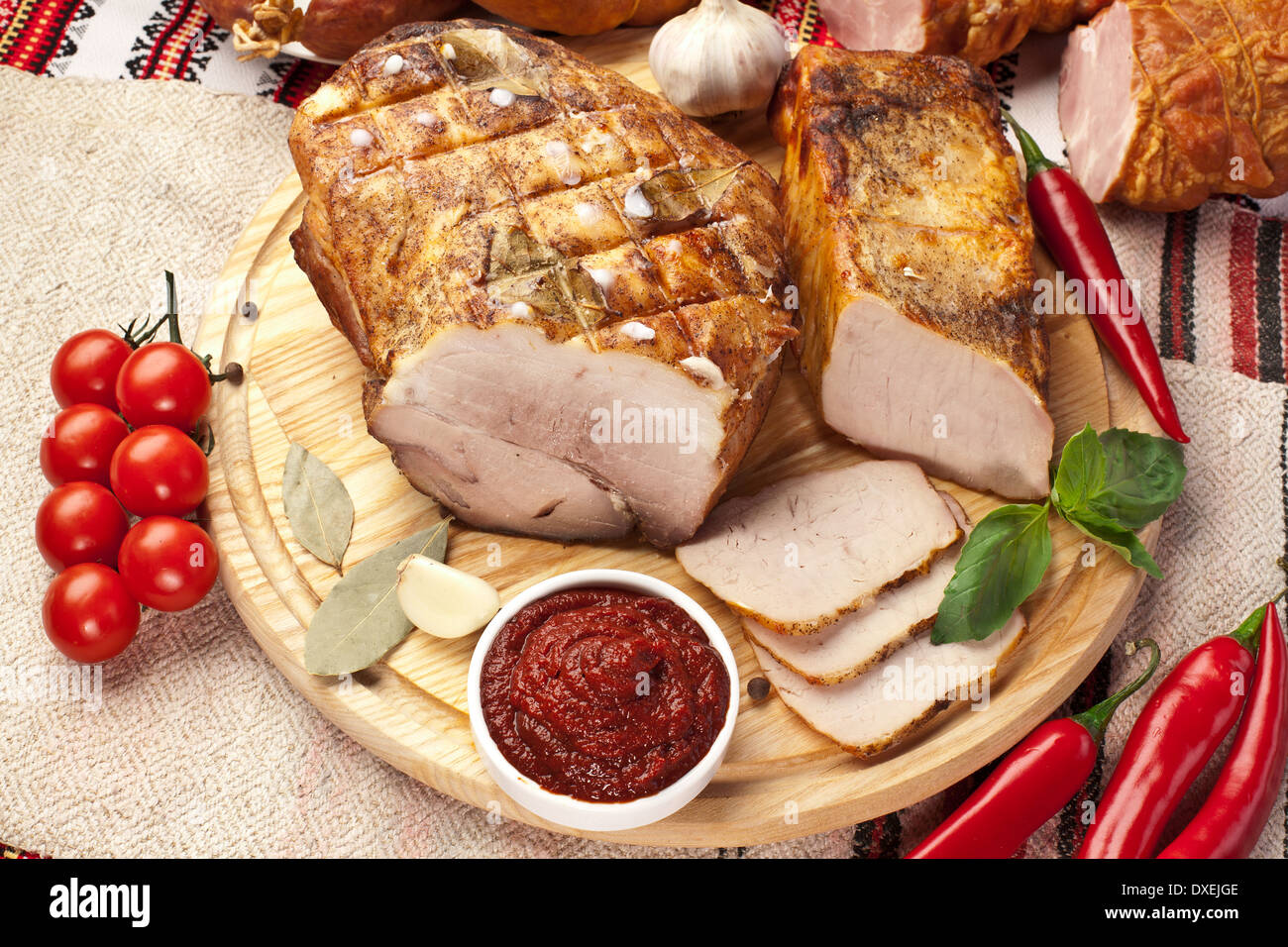 Diversi tipi di fatti in casa a base di carne di maiale disposto con il sugo di pomodoro e verdure. Foto Stock