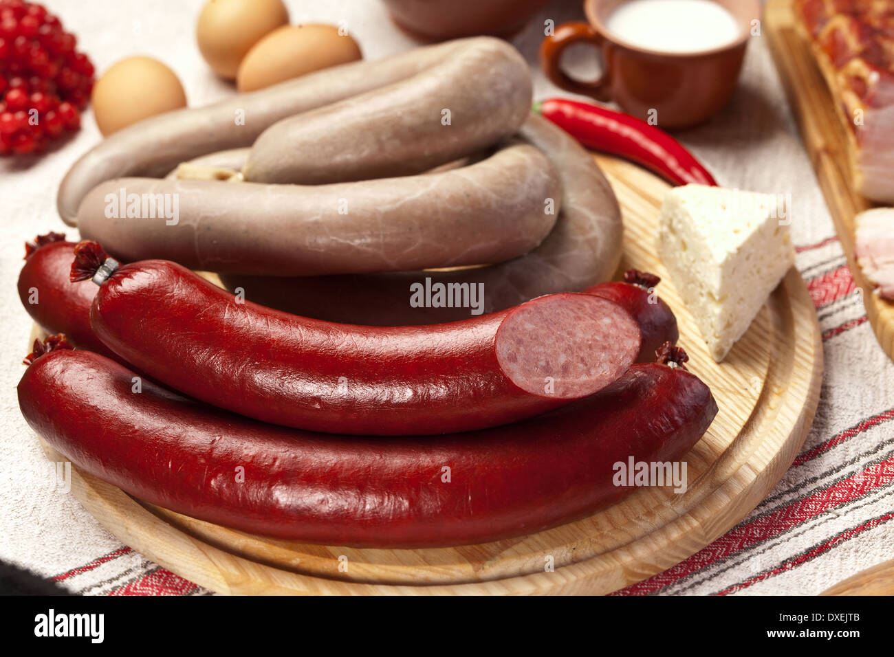 Fatti in casa a base di salsicce sul tagliere. Close-up shot. Foto Stock