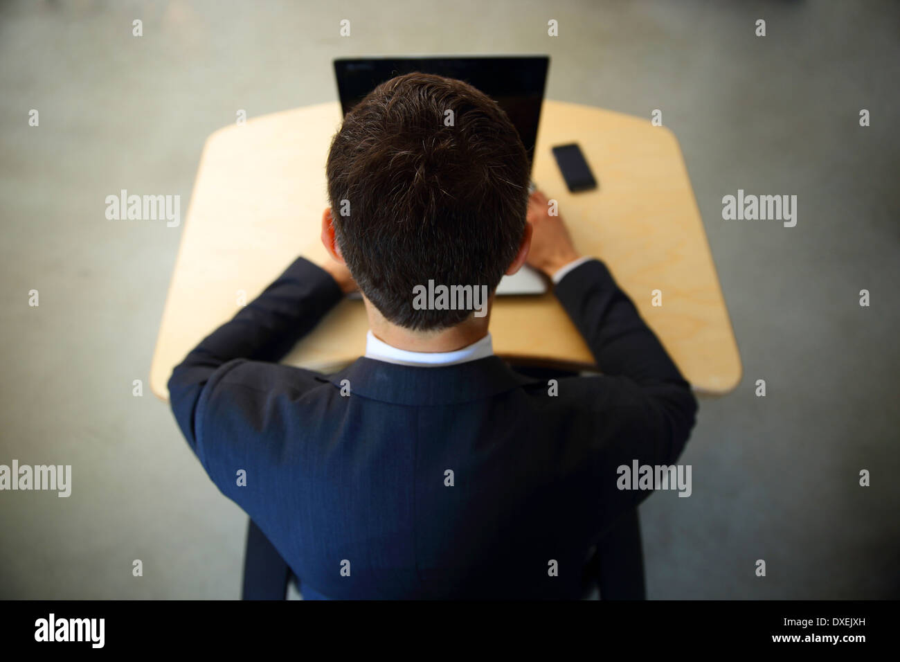 Imprenditore lavorando sul computer portatile. Vista da sopra Foto Stock