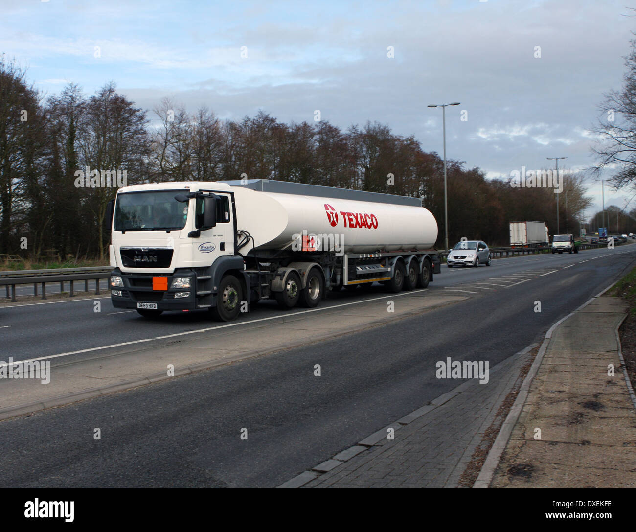 Una petroliera che viaggiano lungo la A12 strada in Essex, Inghilterra Foto Stock