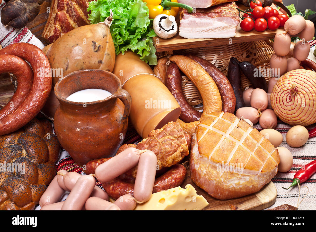 Varietà di salsicce, uova, formaggio e verdure.Close-up shot. Foto Stock