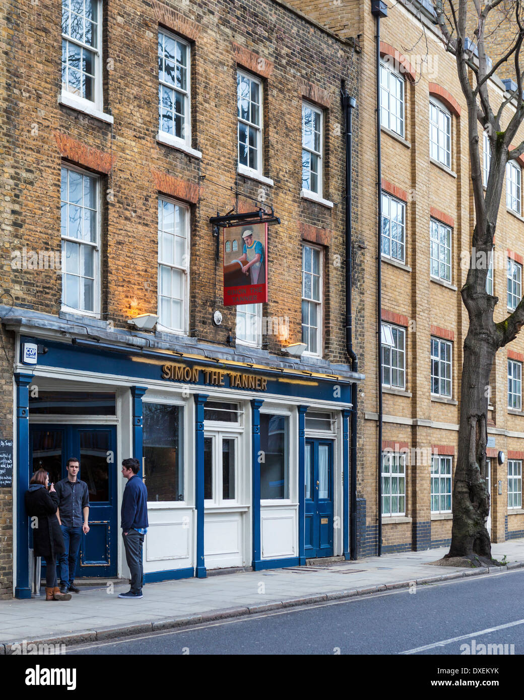 Simon Tanner - un tradizionale Pub Inglese a Long Lane, London, SE1 Foto Stock