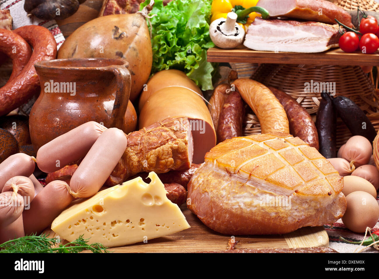 Varietà di salsicce, uova, formaggio e verdure. Close-up shot. Foto Stock