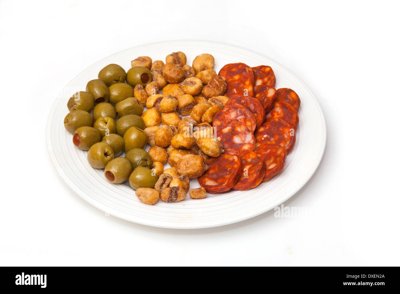 Piastra di tapas spagnole, il salame chorizo, salate mais Jumbo, Pimento ripiene. Foto Stock