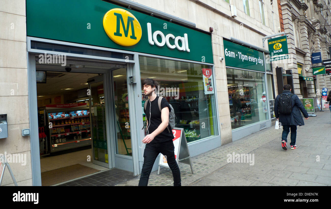Esterno di Morrisons LOCAL convenience store su New Oxford Street a Londra REGNO UNITO KATHY DEWITT Foto Stock