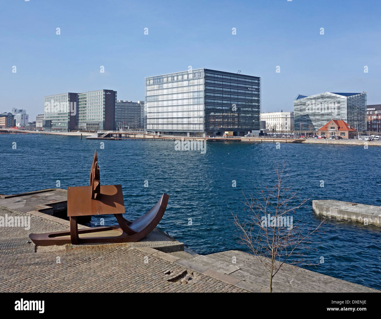 Copenhagen Marriott Hotel a sinistra e Nykredit edifici con Krystallen estrema destra a Kalvebod Brygge dal Porto di Copenhagen Foto Stock
