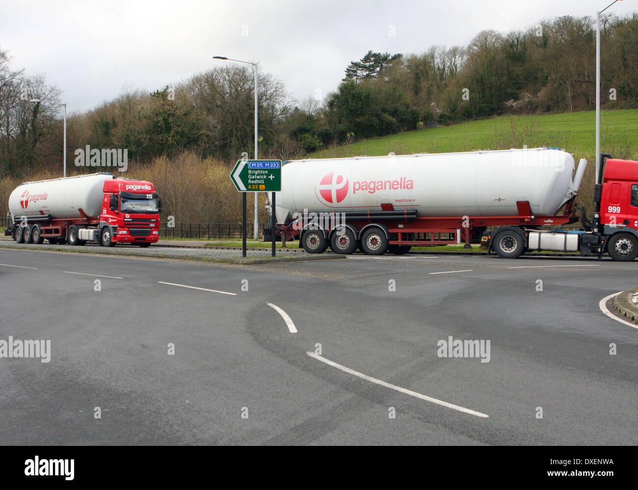 Le petroliere che unisce un rotonda a Coulsdon, Surrey, Inghilterra. Foto Stock