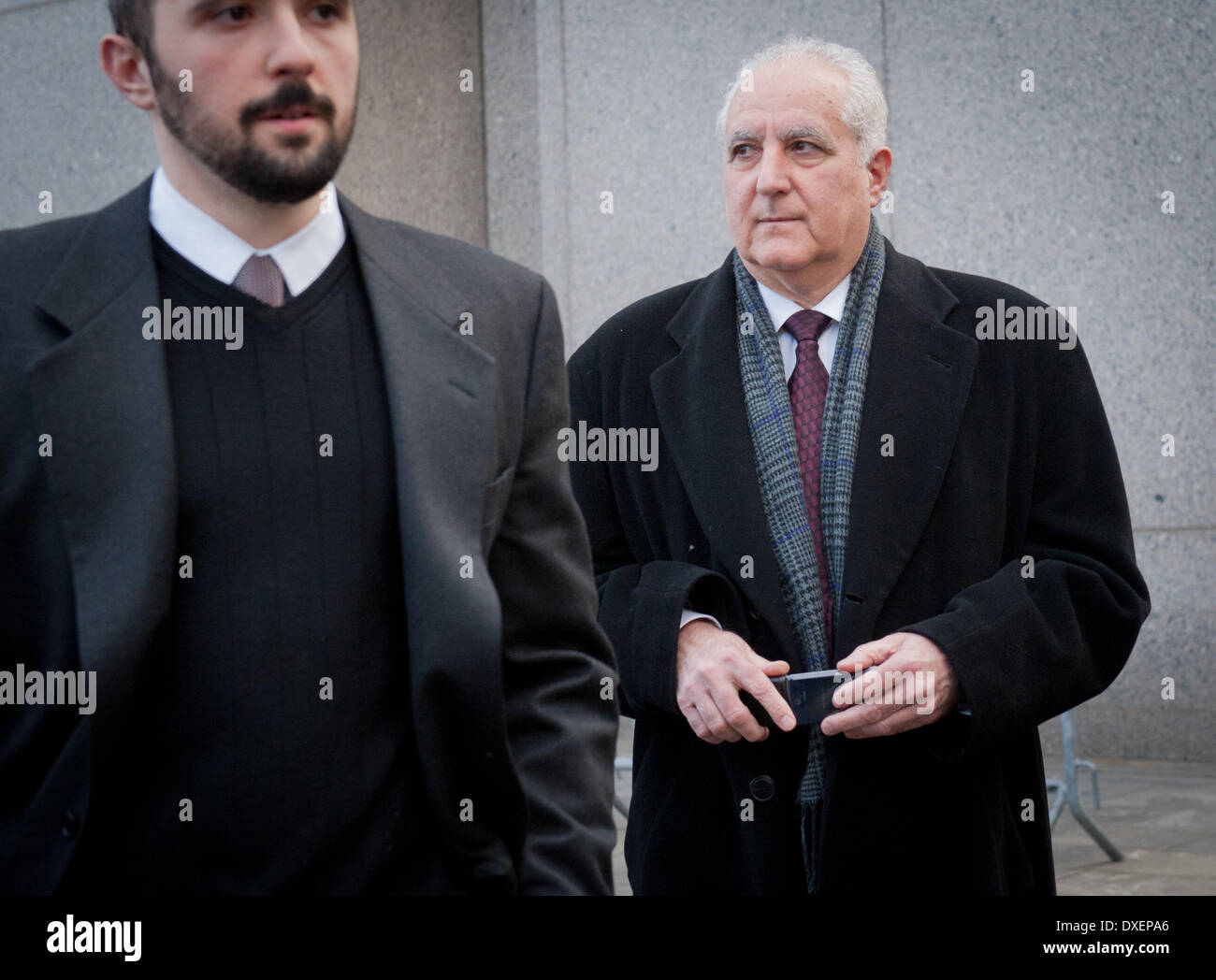 Manhattan, New York, Stati Uniti d'America. 24 Mar, 2014. DANIEL BONVENTRE, ex Bernard Madoff direttore delle operazioni per investimenti, foglie di Manhattan corte federale in seguito alla sua convinzione, lunedì, 24 marzo 2014. Cinque ex dipendenti di imprigionato finanziere Bernard Madoff sono condannati alla fine dei sei mesi di prova. Ciascuna è stata accusata di cospirazione per truffare i clienti, titoli di frode, falsificare i libri e i registri contabili di un broker dealer. Bryan Smith Credit: Bryan Smith/ZUMAPRESS.com/Alamy Live News Foto Stock