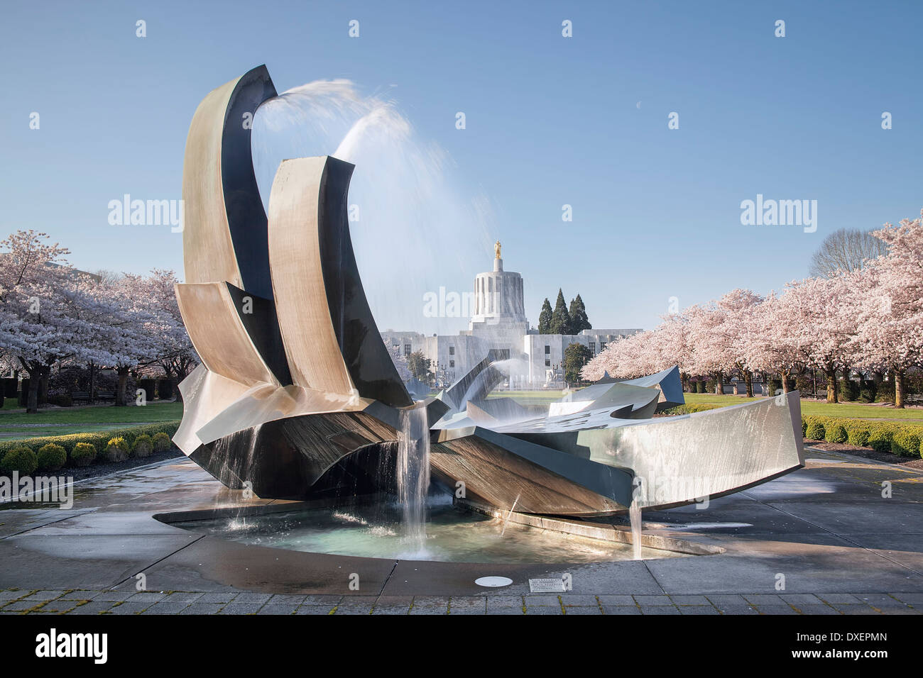 Salem Oregon State Capitol con Fontana e la fioritura di fiori di ciliegio alberi stagione primavera Foto Stock