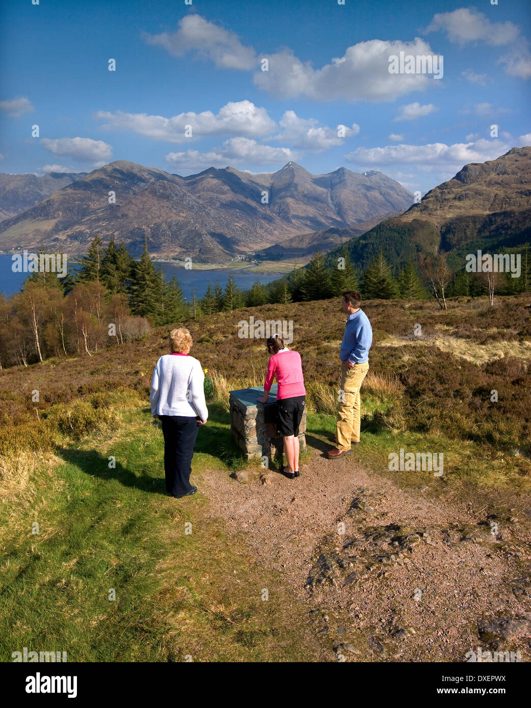 Splendide viste dall Mam Ratagan vertice verso Kintail e Loch Duich, N/W Highlands. Foto Stock