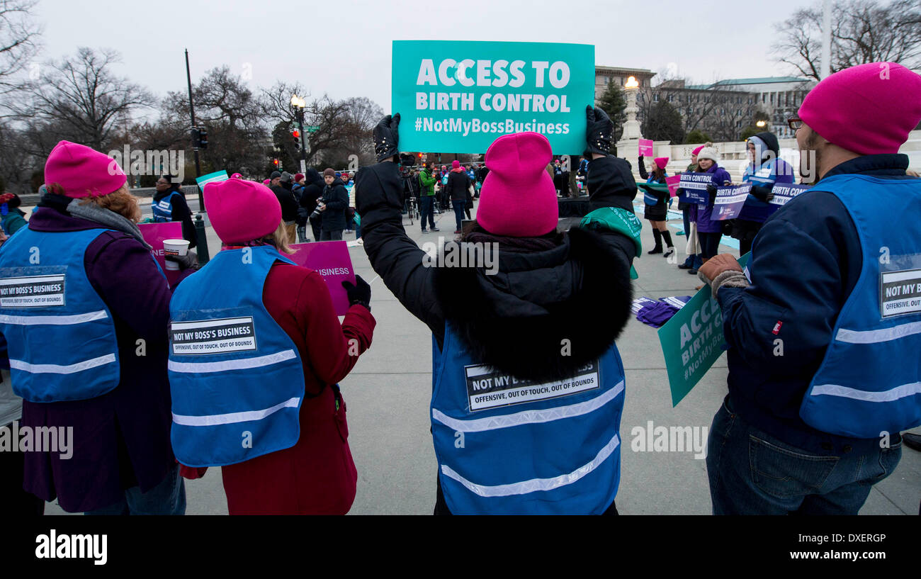 Washington, DC, Stati Uniti d'America. 25 Mar, 2014. Membri del Planned Parenthood dimostrare al di fuori degli Stati Uniti la Corte Suprema come argomenti orali sono ascoltati in Hobby Lobby Conestoga e specialità di legno casi. La Corte suprema è stato chiesto di determinare se a fini di lucro azienda il cui proprietario abbia le obiezioni religiose per il controllo delle nascite è in grado di negare i suoi dipendenti i servizi per la salute riproduttiva come parte della loro assicurazione. Una sentenza è previsto nel mese di giugno. Credito: Brian Cahn/ZUMAPRESS.com/Alamy Live News Foto Stock