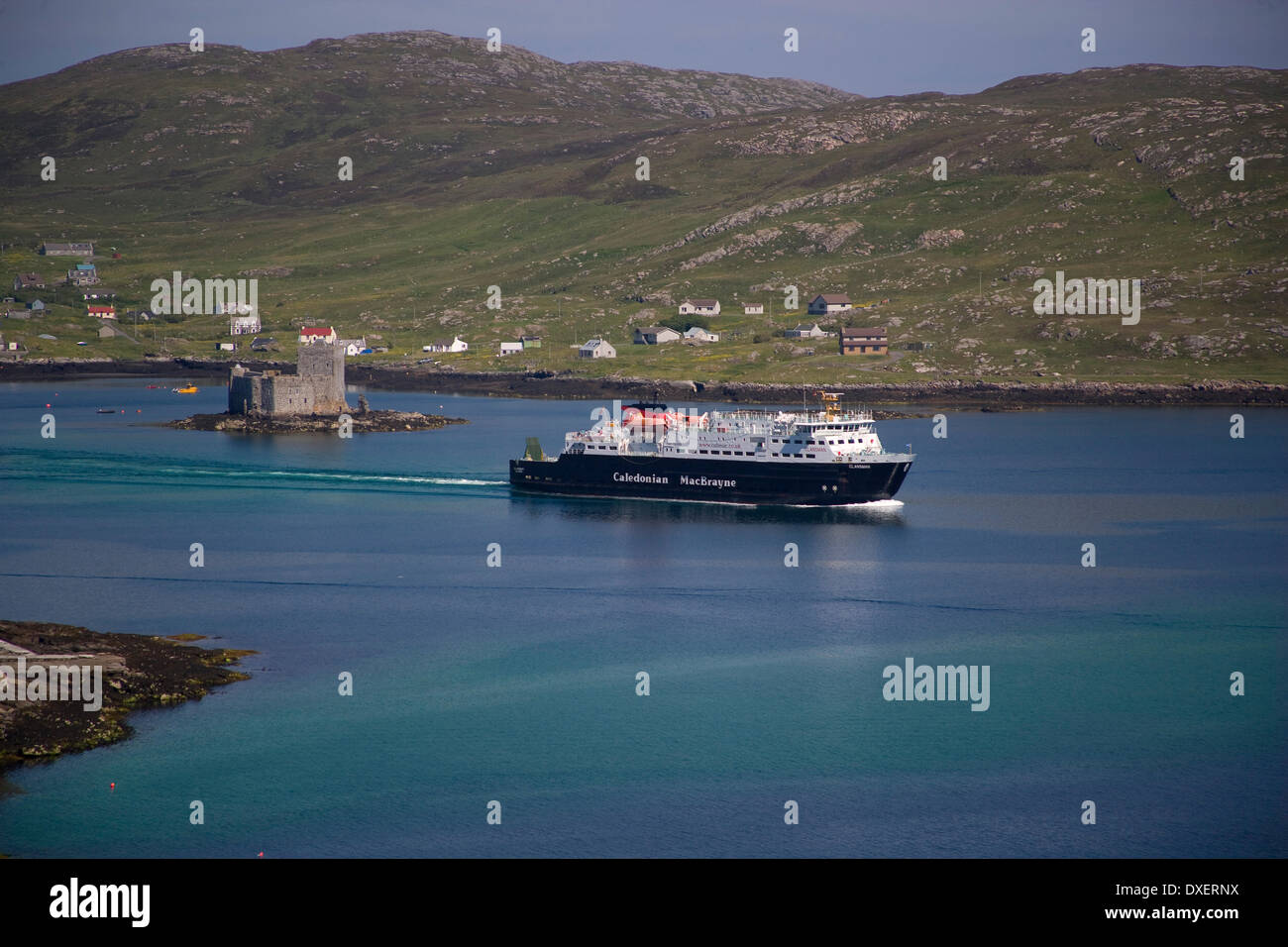 Traghetto per auto "Clansman' si diparte Castlebay sull isola di Barra. Foto Stock