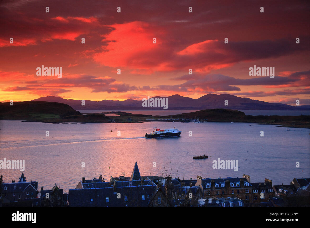 MV.Clansman diparte Oban al tramonto, Argyll Foto Stock