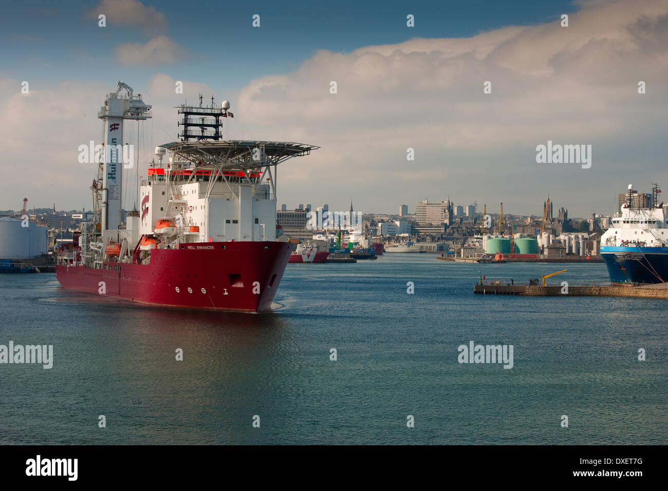 Industria petrolifera nave di sostegno l'ben Enhancer' si sposta fuori dei Docks nel porto di Aberdeen, Scozia Foto Stock