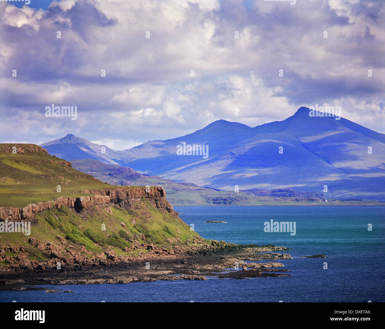 Verso Ben più campo da Loch Na Keall con scogliere vulcaniche.Isola di Mull Argyll Foto Stock