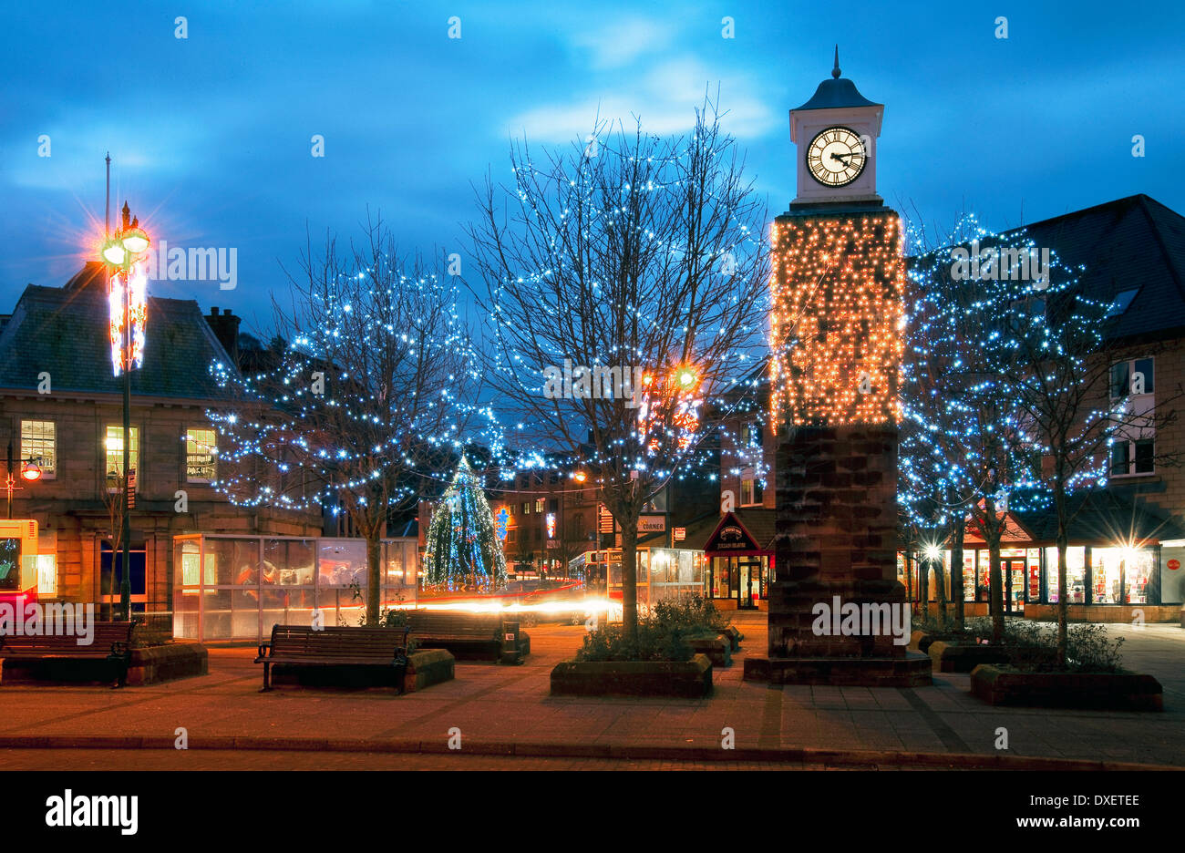 Le luci di Natale in piazza stazione oban con la torre dell orologio.Oban,argyll,Scozia Scotland Foto Stock