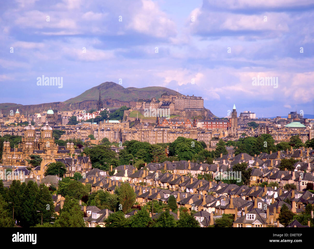 Vista estiva in tutta Edimburgo verso il castello e Salisbury cragg, Lothian, Scozia Foto Stock