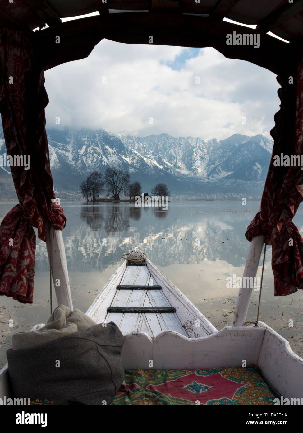 India, Kashmir Srinagar, due uomini paddling Shikara avvicinando Char Chinar Isola Foto Stock