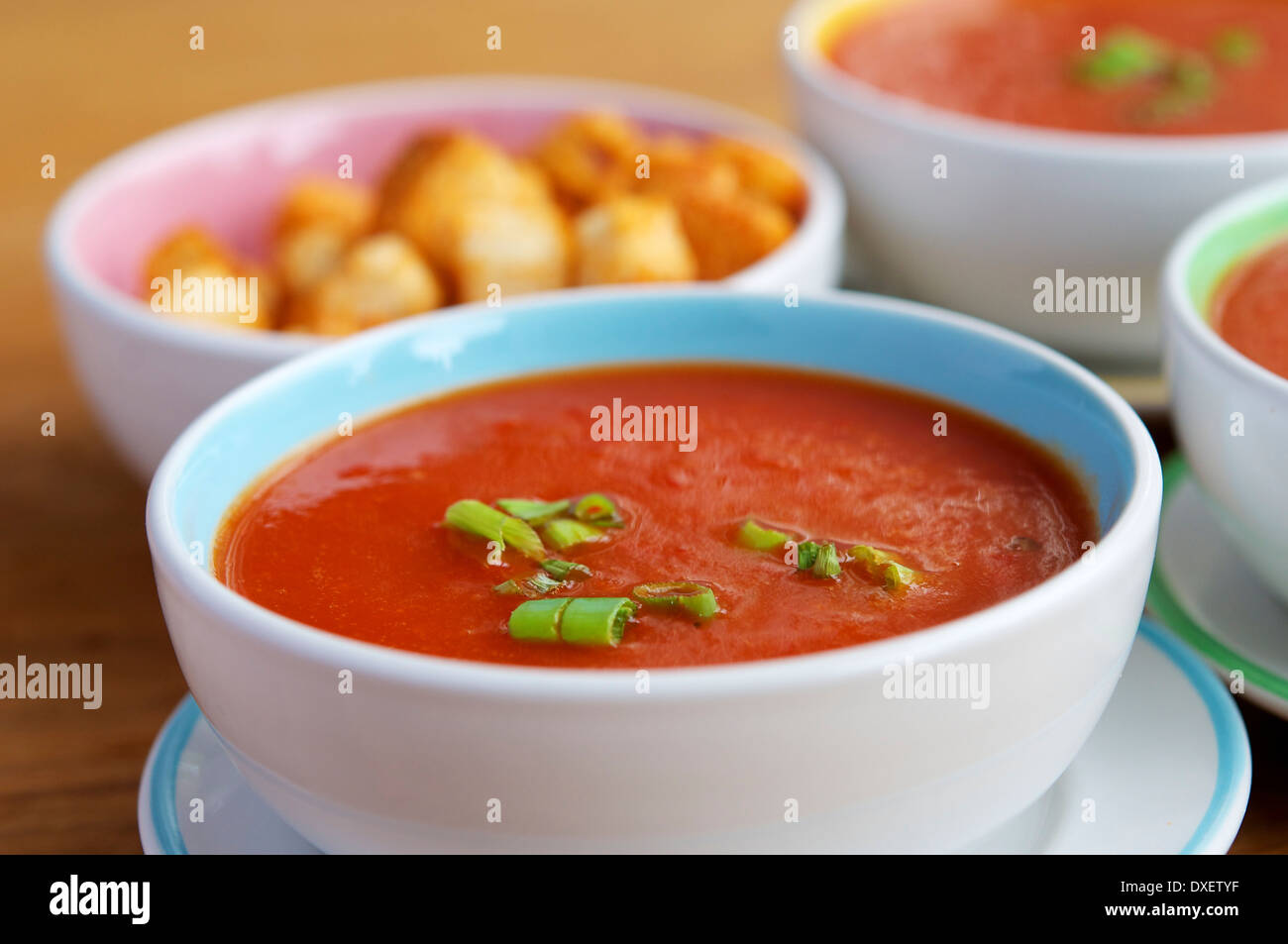 Arrosto di peperone rosso e la zuppa di pera. Un mite leggermente dolce e leggermente aromatizzato zuppa con un riscaldamento di colore rosso. Foto Stock