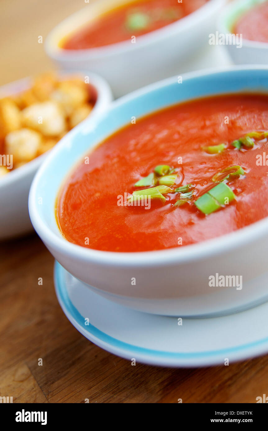 Arrosto di peperone rosso e la zuppa di pera. Un mite leggermente dolce e leggermente aromatizzato zuppa con un riscaldamento di colore rosso. Foto Stock