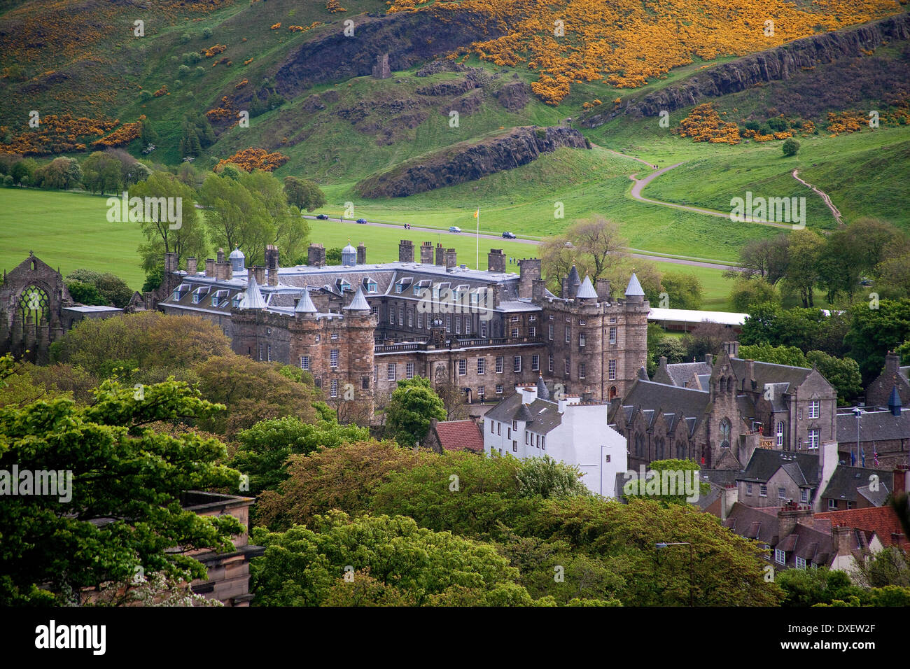 Vista verso il palazzo di Holyrood e salisbury falesia città di Edimburgo. Foto Stock