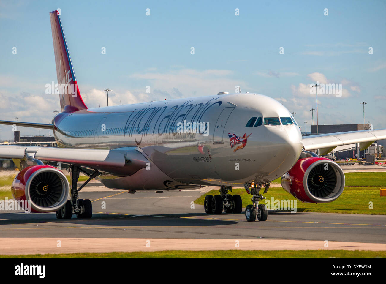 Un nuovo marchio Virgin Atlantic Airbus A330-300 partono dall'aeroporto di Manchester 2012 Inghilterra Foto Stock